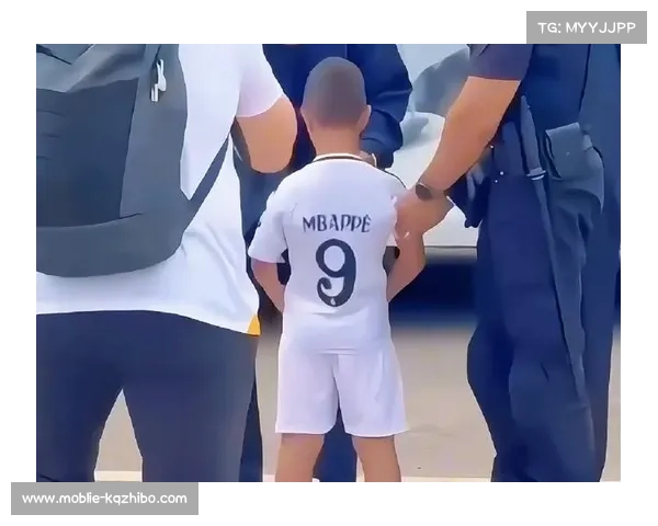 小球迷冲入场内拥抱姆巴佩，保安暖心护送离场