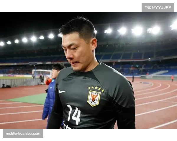 【2026年4月中超联赛·赛后·通讯泰山门将王大雷赛后谢场，完成个人顶级联赛第400场里程碑